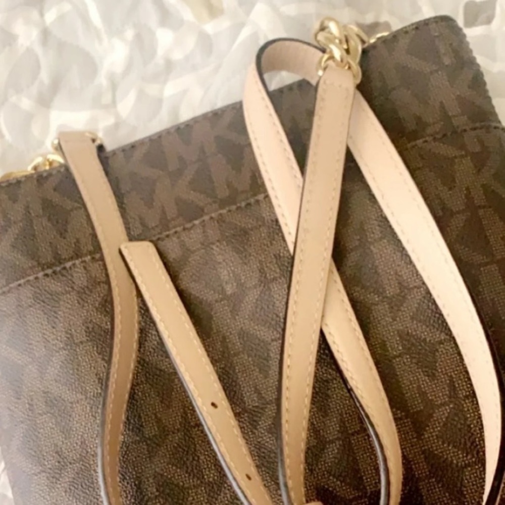 ‼️SOLD‼️Michael Kors crossbody - Picture 3 of 4